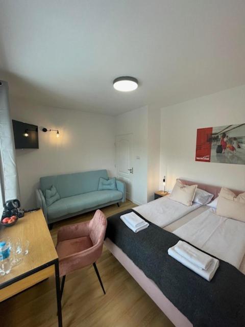 Terminal Family Airport Hostel Poznan Luaran gambar